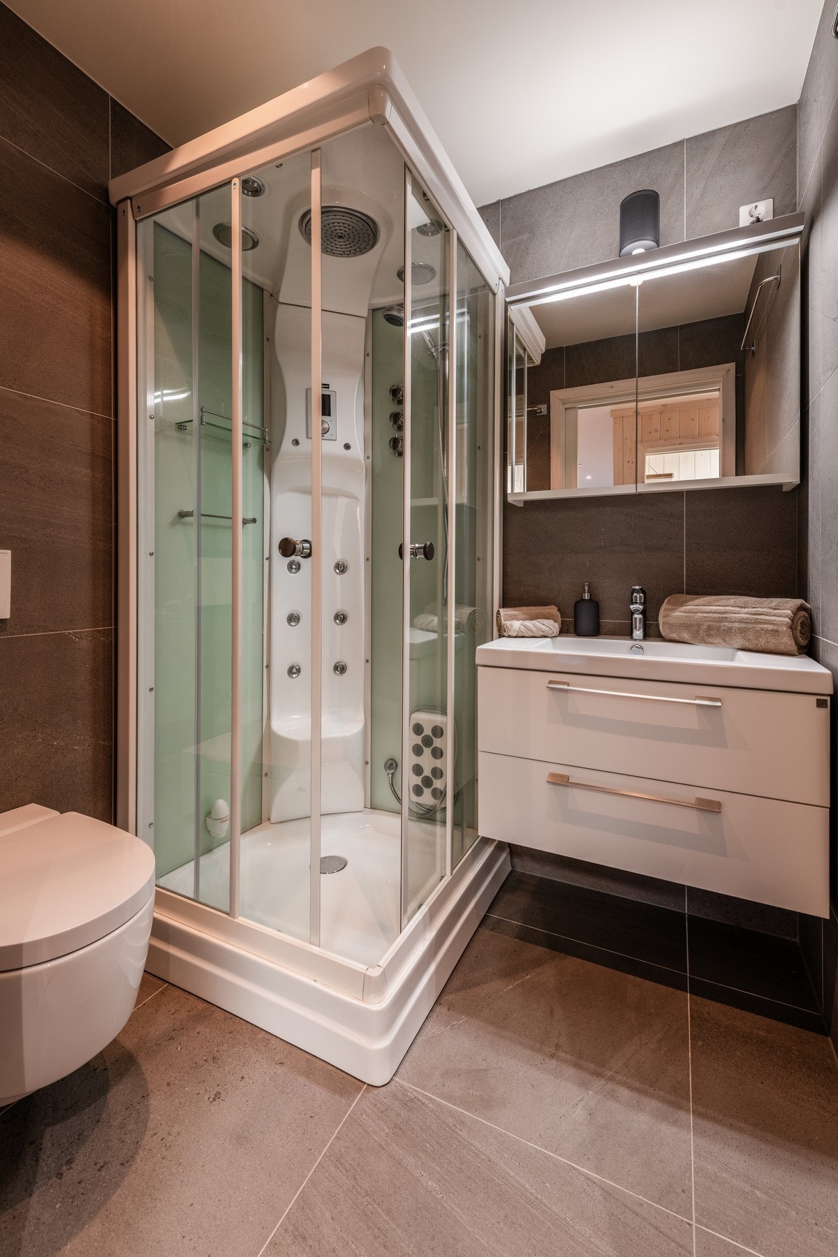 Leilighetens andre bad har steamdusjer i kabinett og dusjtoalett Galleribilde