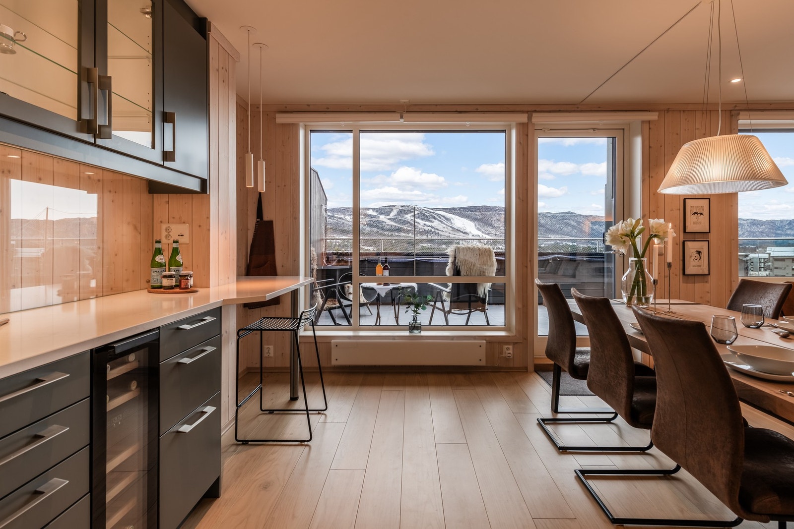 Fra kjøkken og stue er det utgang til balkongen Galleribilde