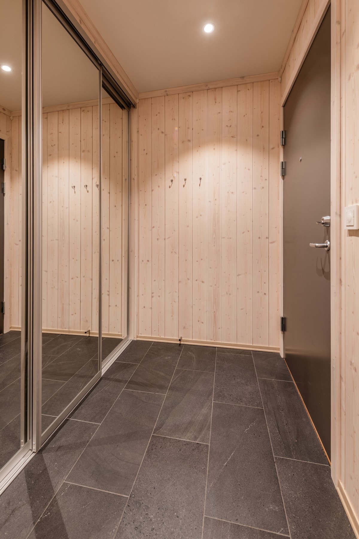 Romslig entré med garderobeskap Galleribilde