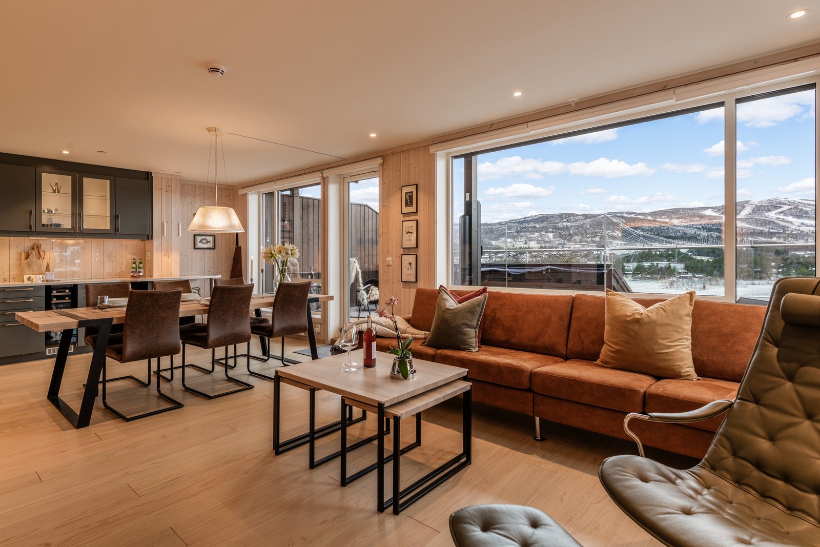 Åpen løsning mellom stue og kjøkken Galleribilde