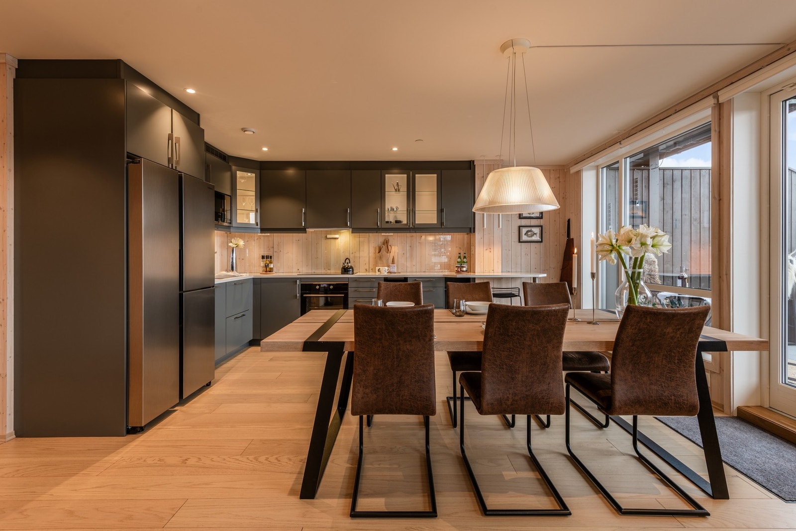 Kjøkkenet er moderne og innbydende med stort side-by-side kjøl/frys Galleribilde