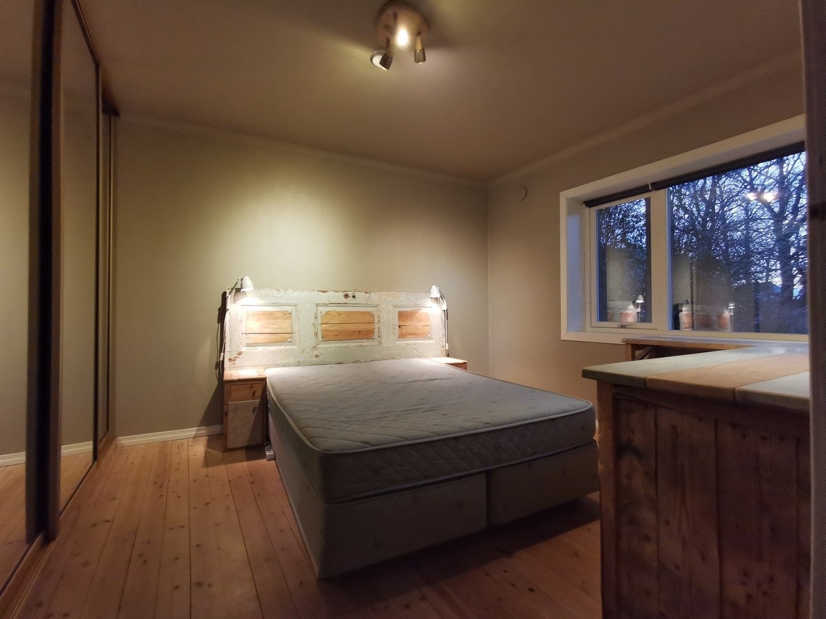 sengegavl laget av eldre dør, med tilhørende nattbord begge sider. Sengens mål 150-200 Galleribilde