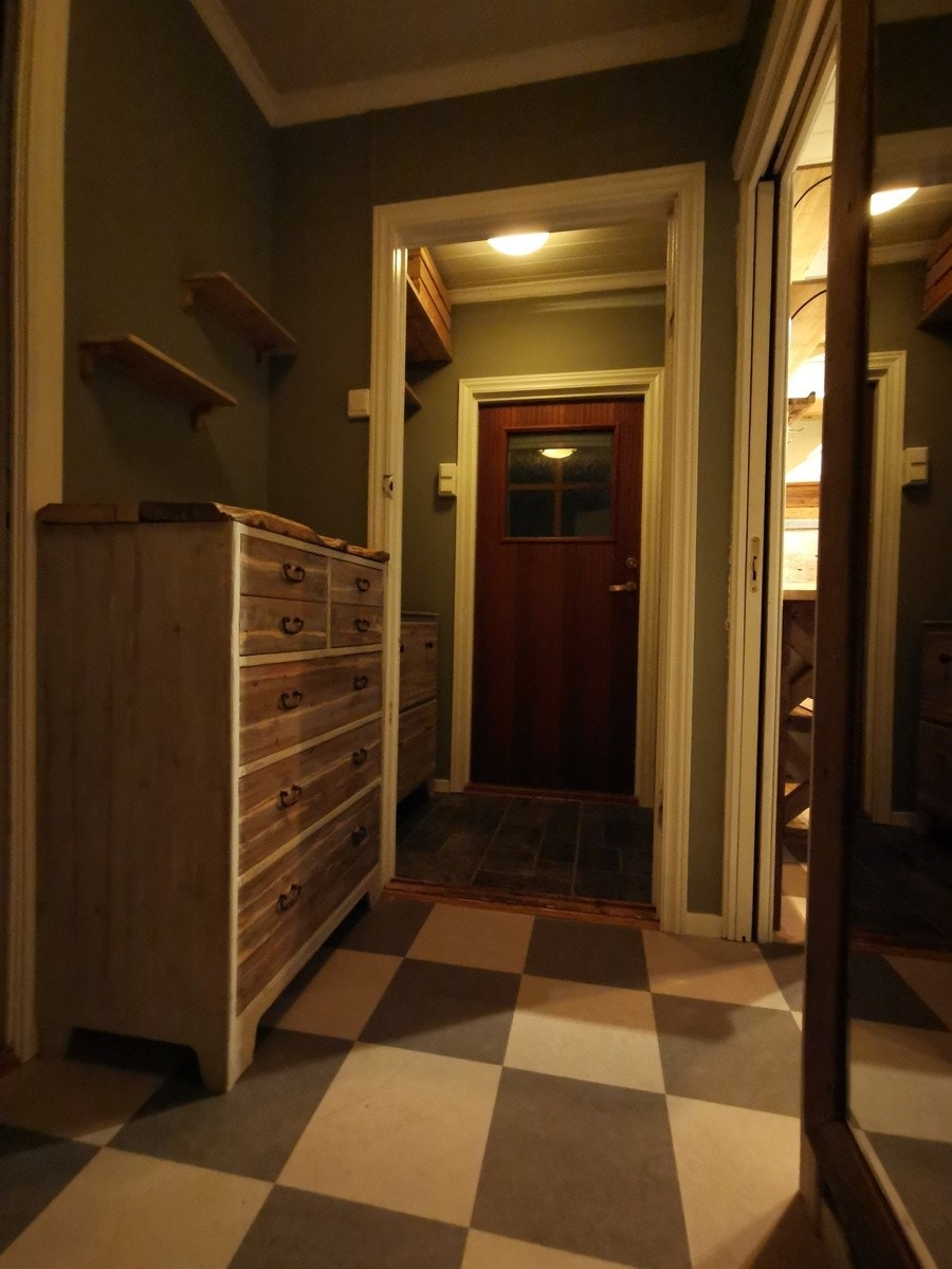 Gang med god oppbevaring i kommode. Skoskap i ytter-gang. Galleribilde