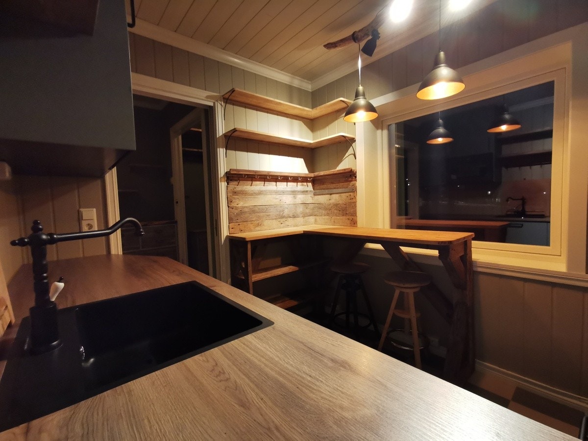 Barbent med åpne hyller. Galleribilde