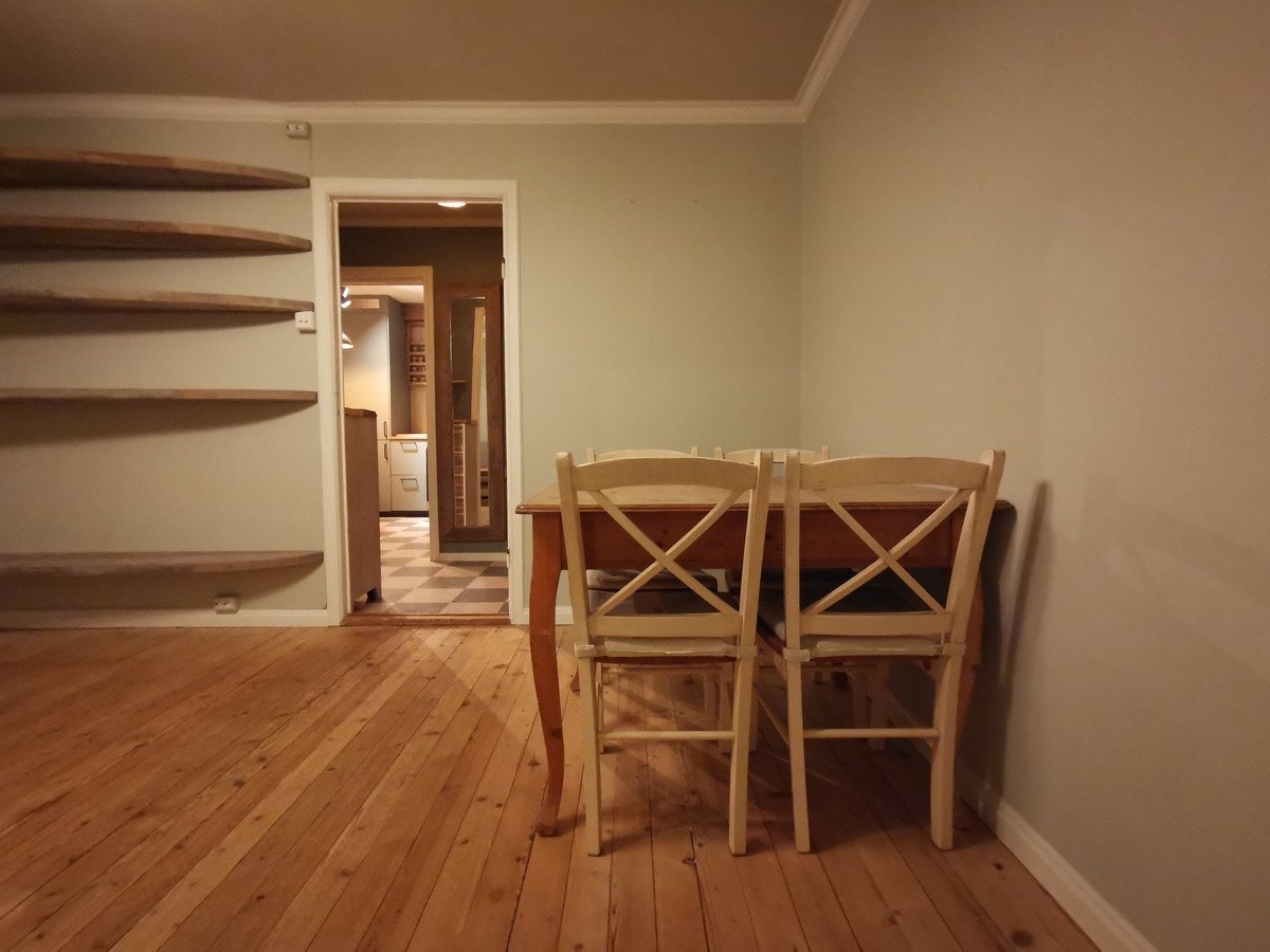 Spiseplass i stue. Galleribilde