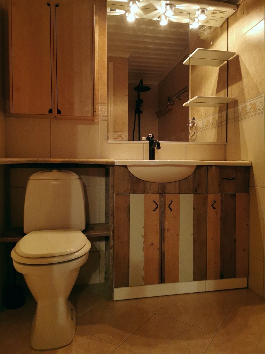 Bad med dusjkrok. Fliser og varmekabler. Galleribilde