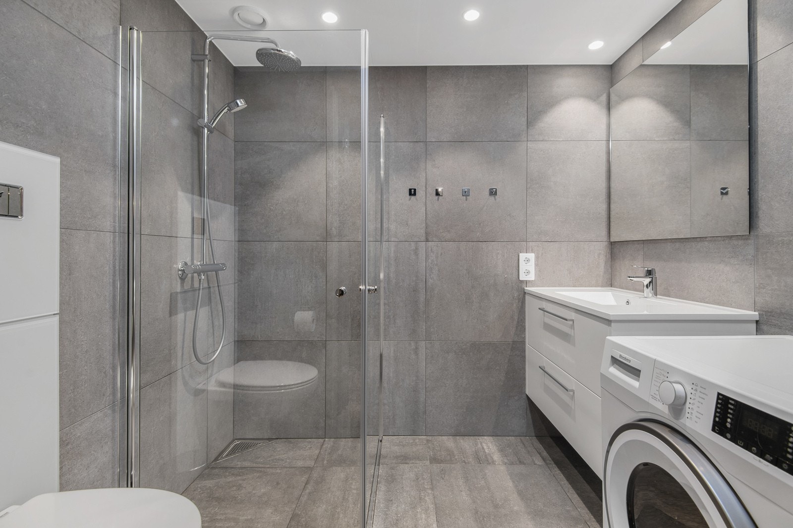 Helfliset baderom med komfortabel varme i gulv. Galleribilde