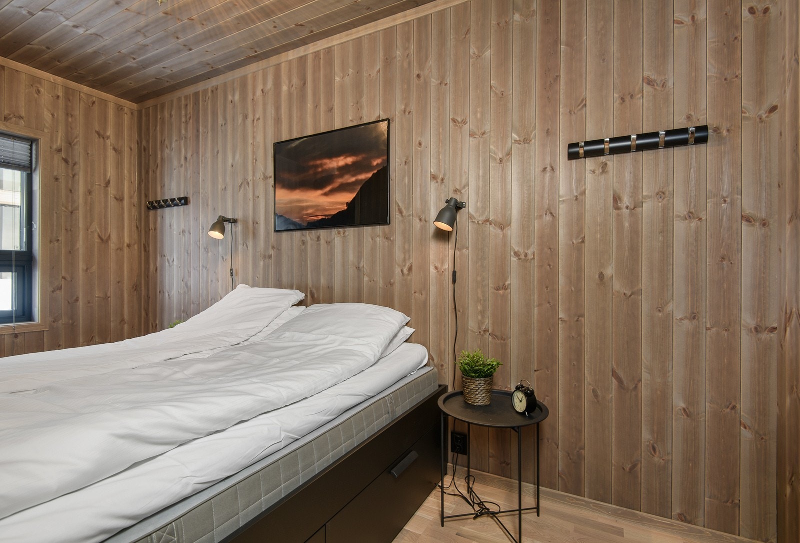 Soverom 1 med smart Laila-løsning som gir deg enkel tilgang til begge sider av sengen. Galleribilde