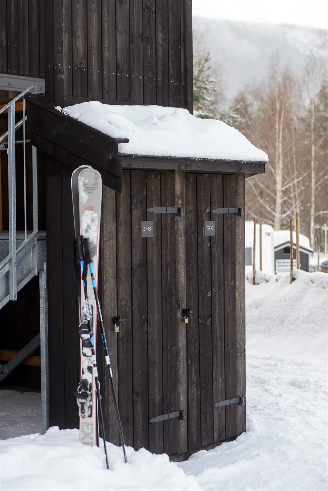 Praktisk skiskap merket med leilighetsnr. ved inngangspartiet for enkel oppbevaring. Galleribilde