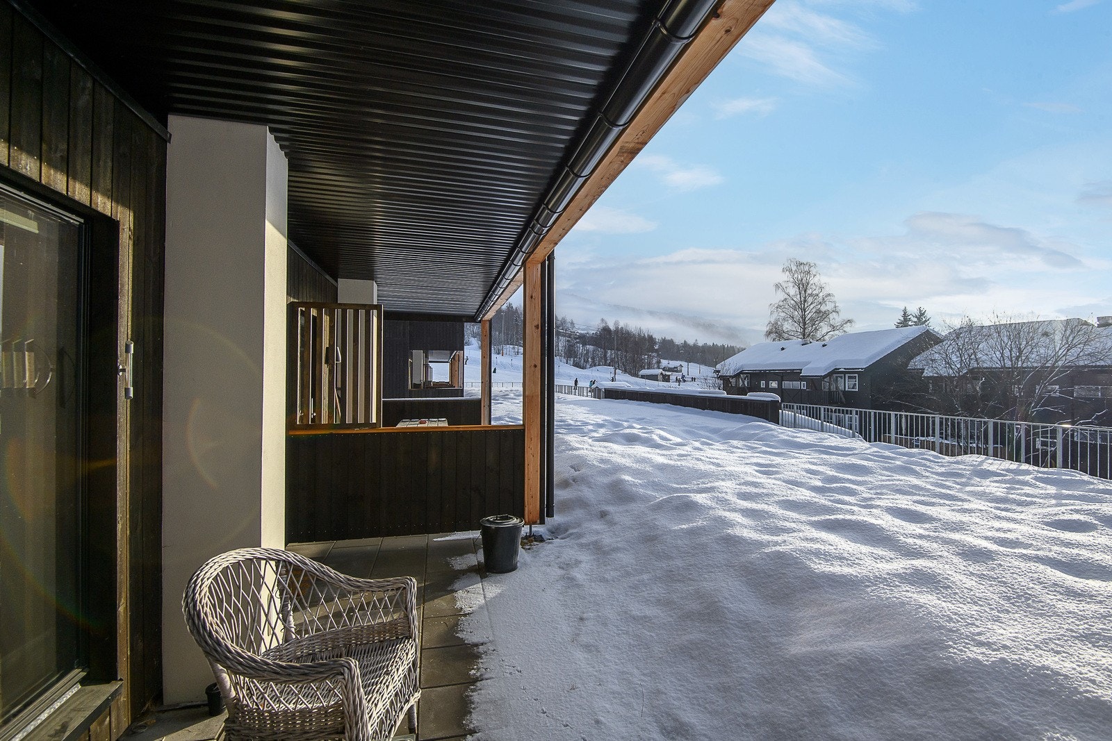 Leiligheten har vestvendt uteplass med utgang fra stue/kjøkken. Galleribilde