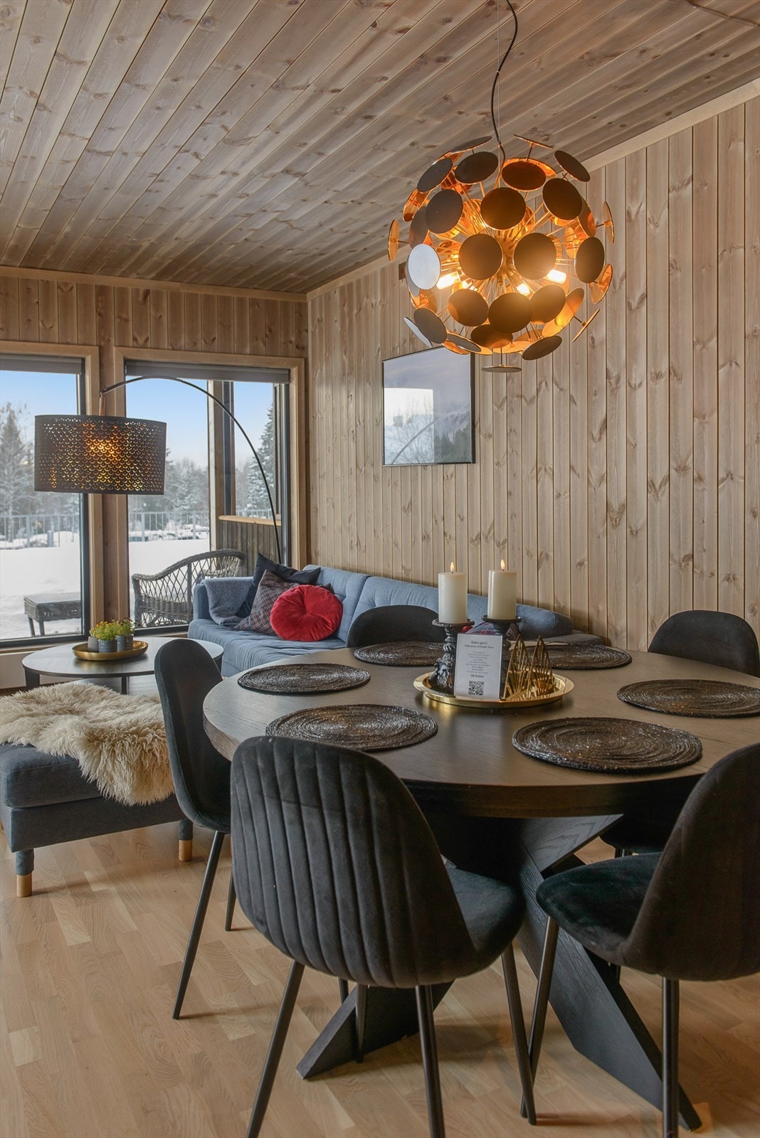 Her med plass til både sofa og spisegruppe i rommet om ønskelig. Galleribilde