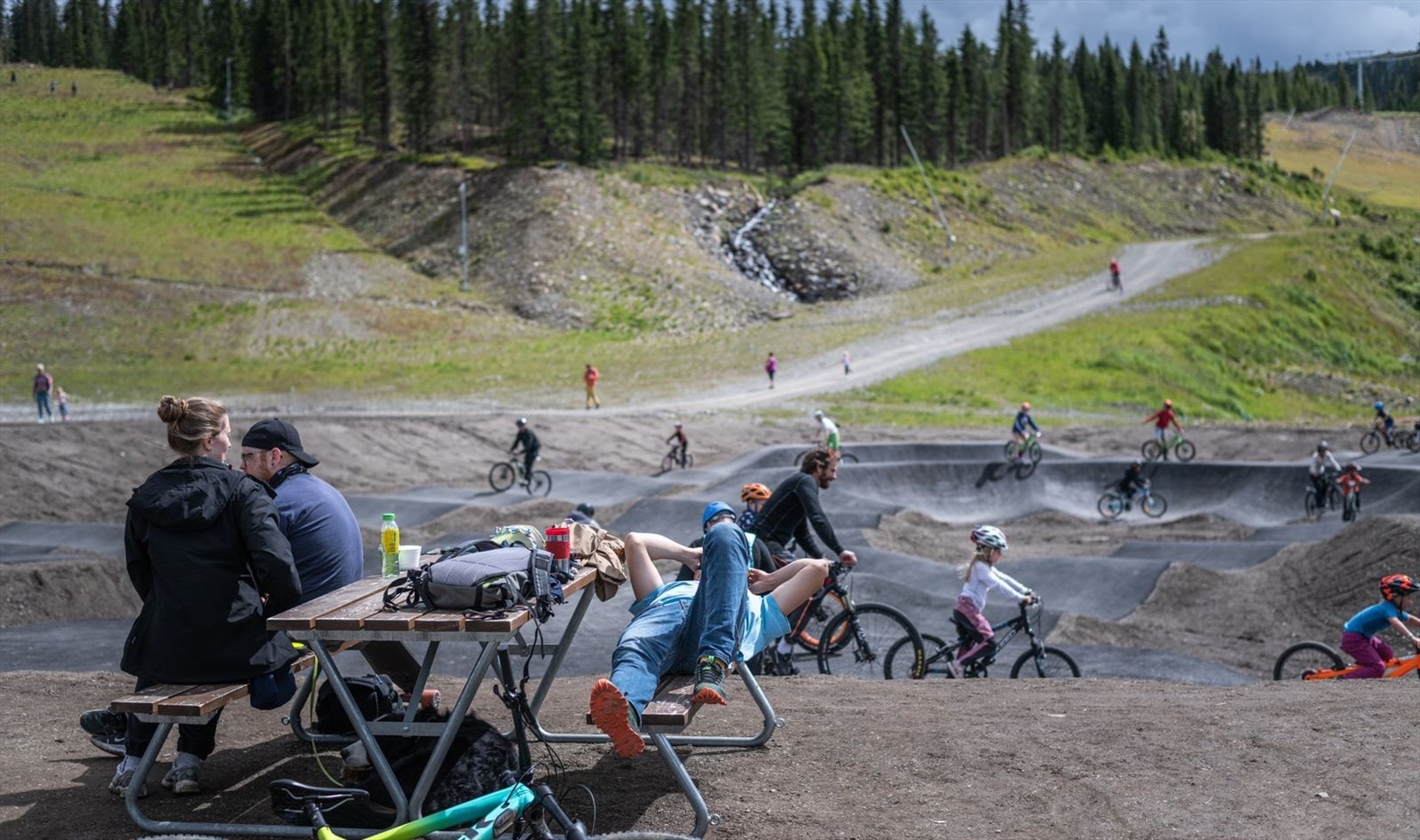 De minste barna kan utfolde seg i vår nye pumptrack på Skavlen/Mosetertoppen samt leie sykler med familien og stisykle innover fjellet. Galleribilde