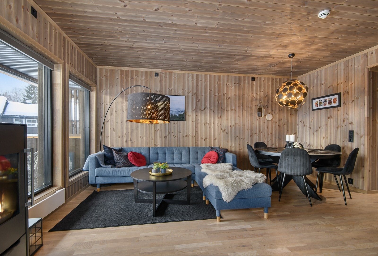 Innvendig er overflater holdt i et lunt og lekkert fargevalg med innslag av moderne sorte innerdører og mørke vinduskarmer. Galleribilde