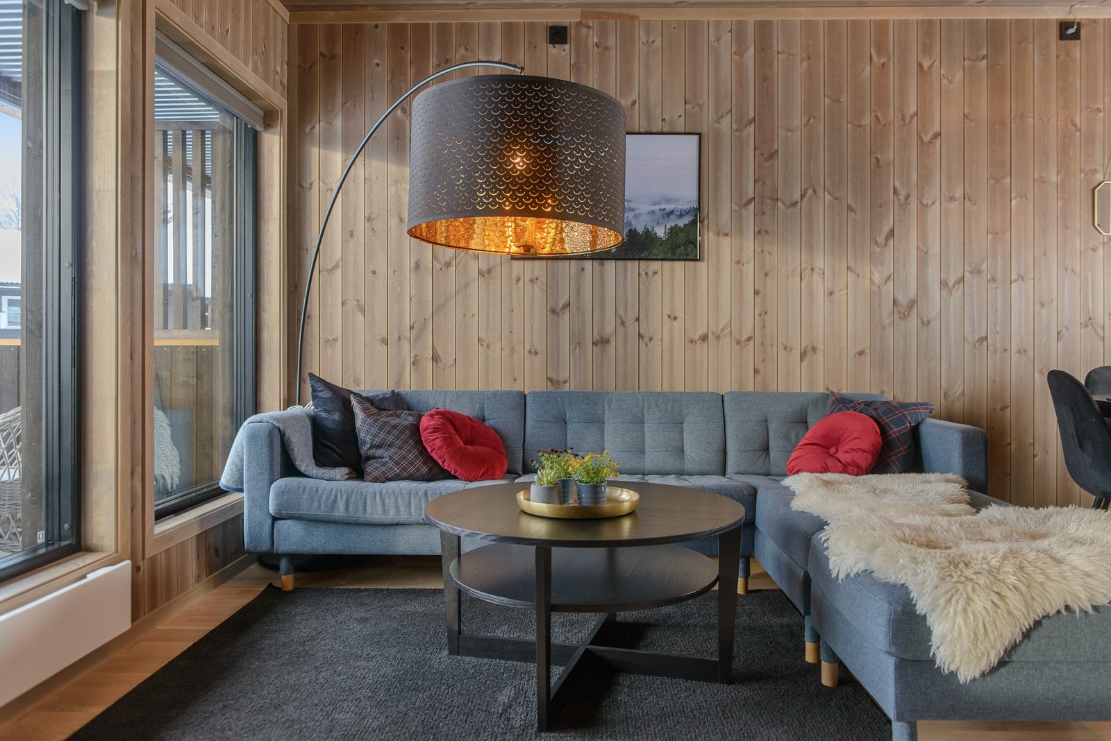 Direkte utgang fra stue/kjøkken til herlig markterrasse. Galleribilde