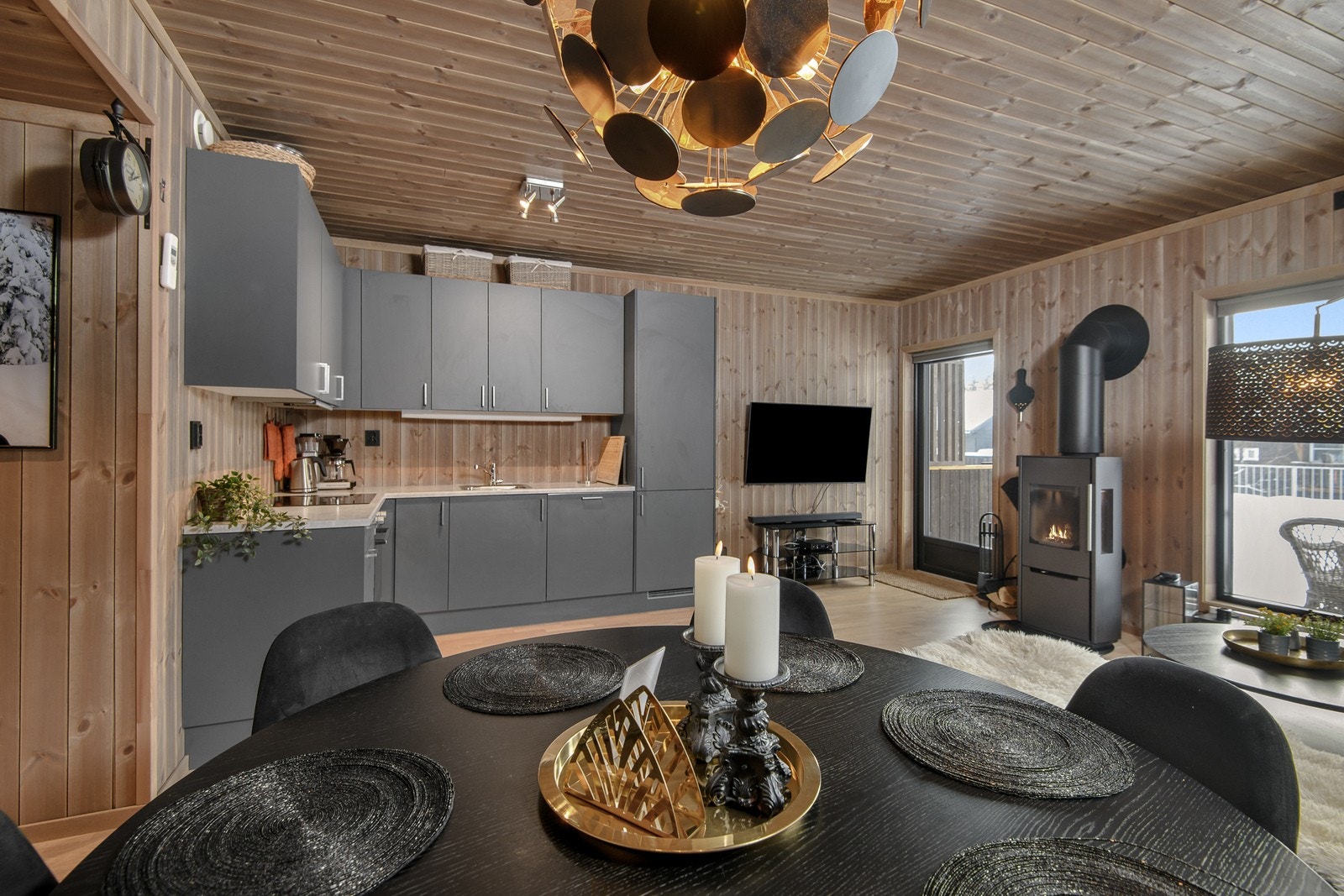 I innredning er det montert integrerte hvitevarer som komfyr, steketopp, oppvaskmaskin og kjøle/fryseskap som medfølger handelen. Galleribilde