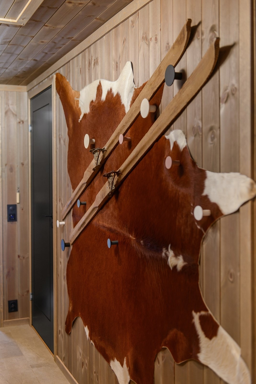 I rommet er det montert knagger på vegg og plass til øvrig oppbevaring om ønskelig. Galleribilde