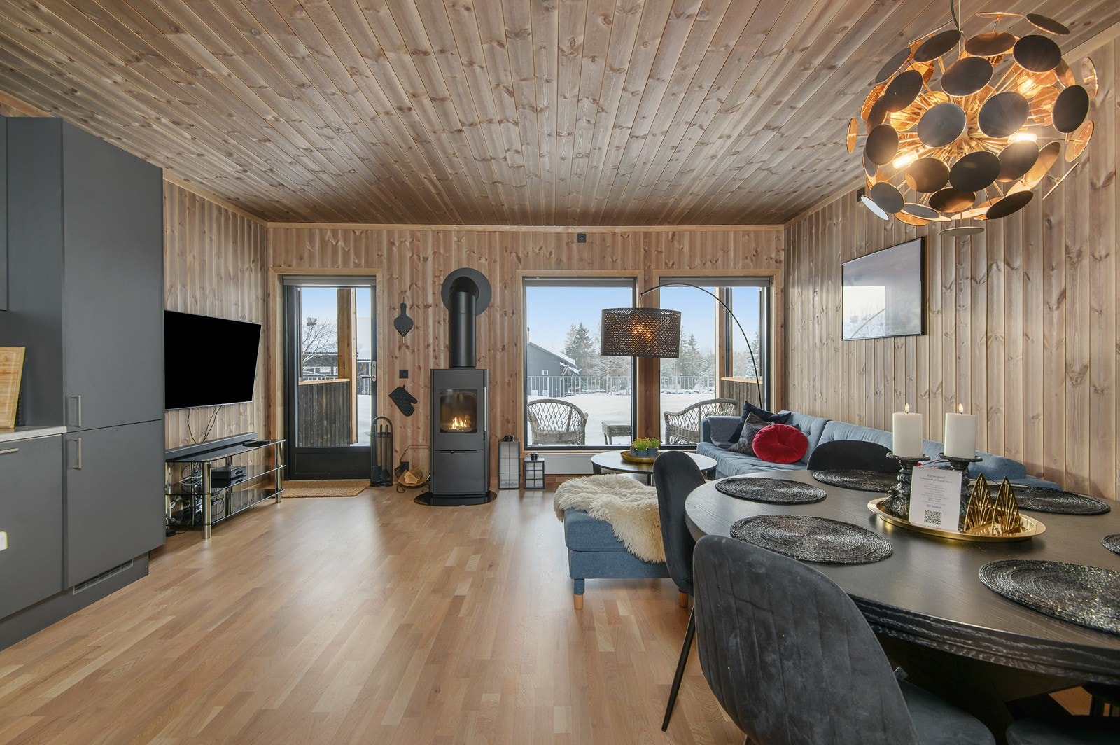 Den åpne stue- og kjøkkenløsningen blir leilighetens naturlige midtpunkt. Galleribilde