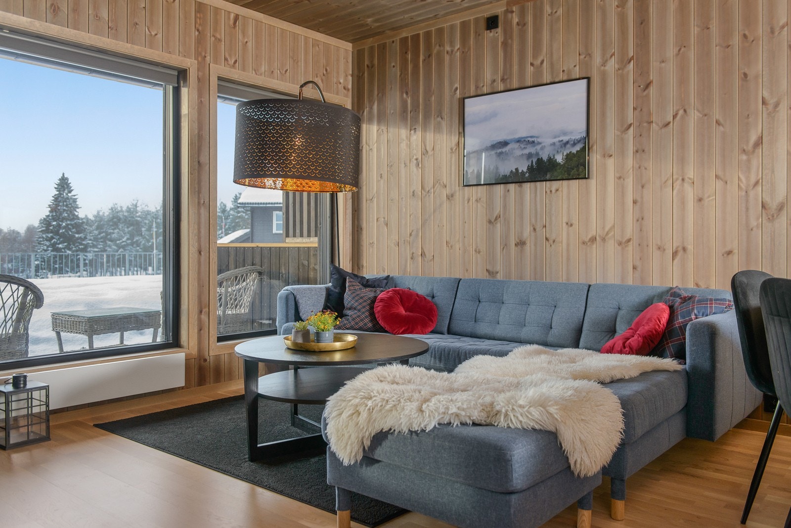 Generøse vindusflater som gir godt innfall av naturlig belysning. Galleribilde