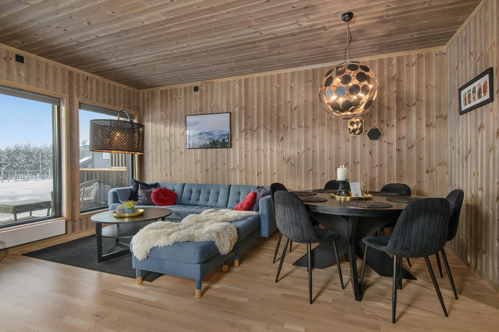 Rommet innbyr til avkobling, sosialt samvær og gode middager med både venner og familie. Galleribilde