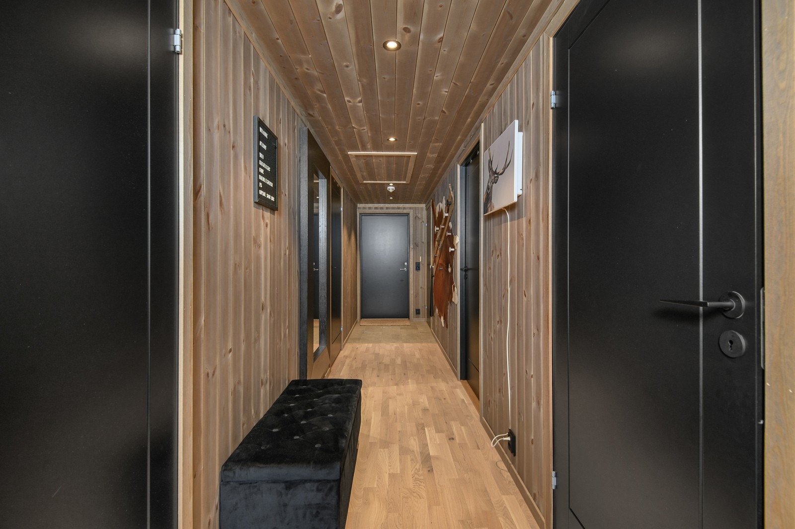 Innbydende gang ønsker deg velkommen inn i leiligheten. Galleribilde