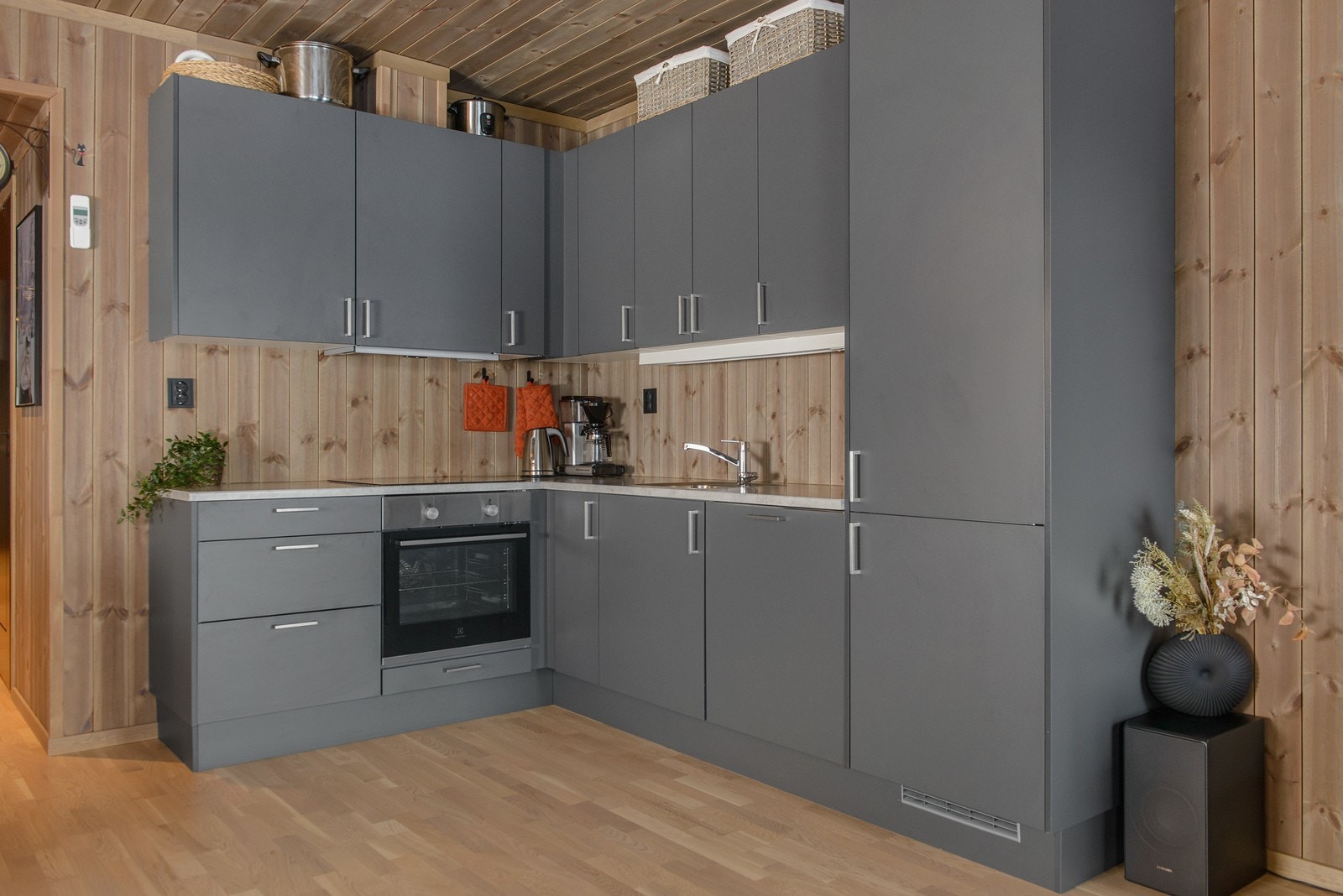 Kjøkkenet er utført med moderne Norema kjøkkeninnredning med laminerte skrog og laminert benkeplate. Galleribilde