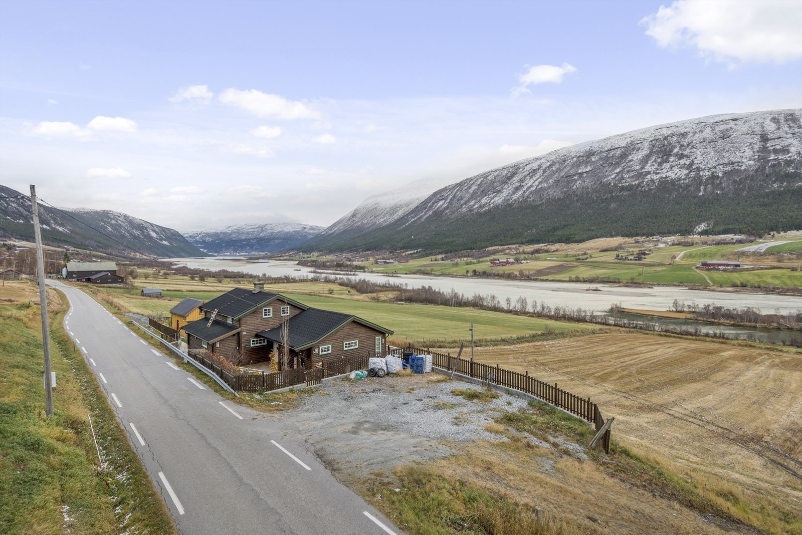 Det er kort avstand til Bismo, der det er skoler, butikker, og ellers de fleste sentrumsfunksjoner Galleribilde