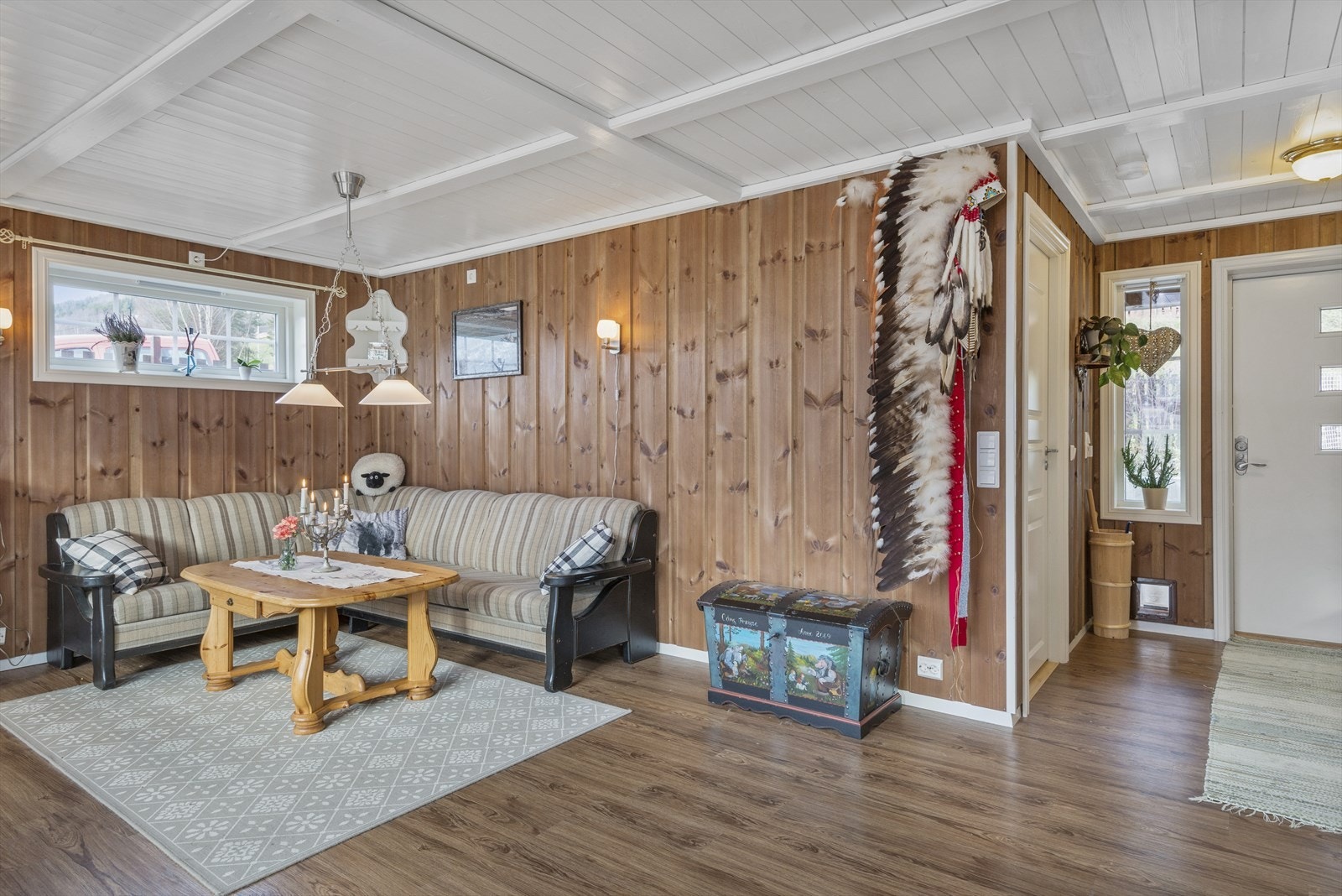 Stue med trepanel og moderne, slitesterkt gulv. Galleribilde