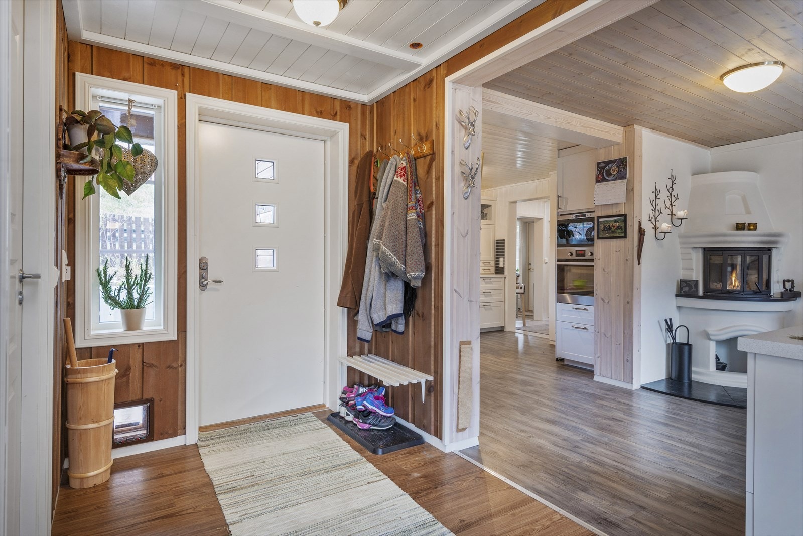 Entré med praktiske oppbevaringsløsninger. Kjøkkenet ligger til høyre i bildet. Galleribilde