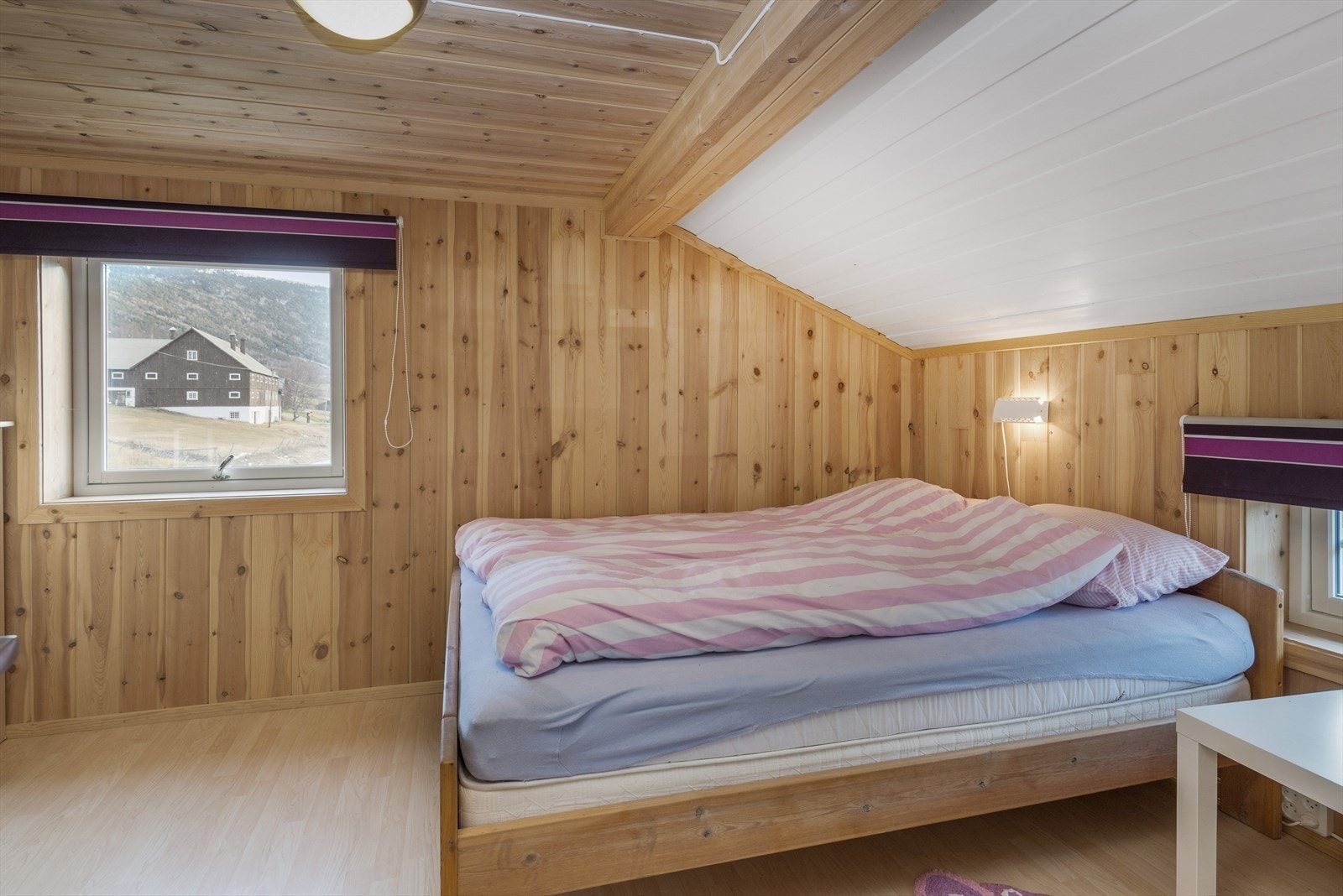 Trivelig soverom med skråtak Galleribilde