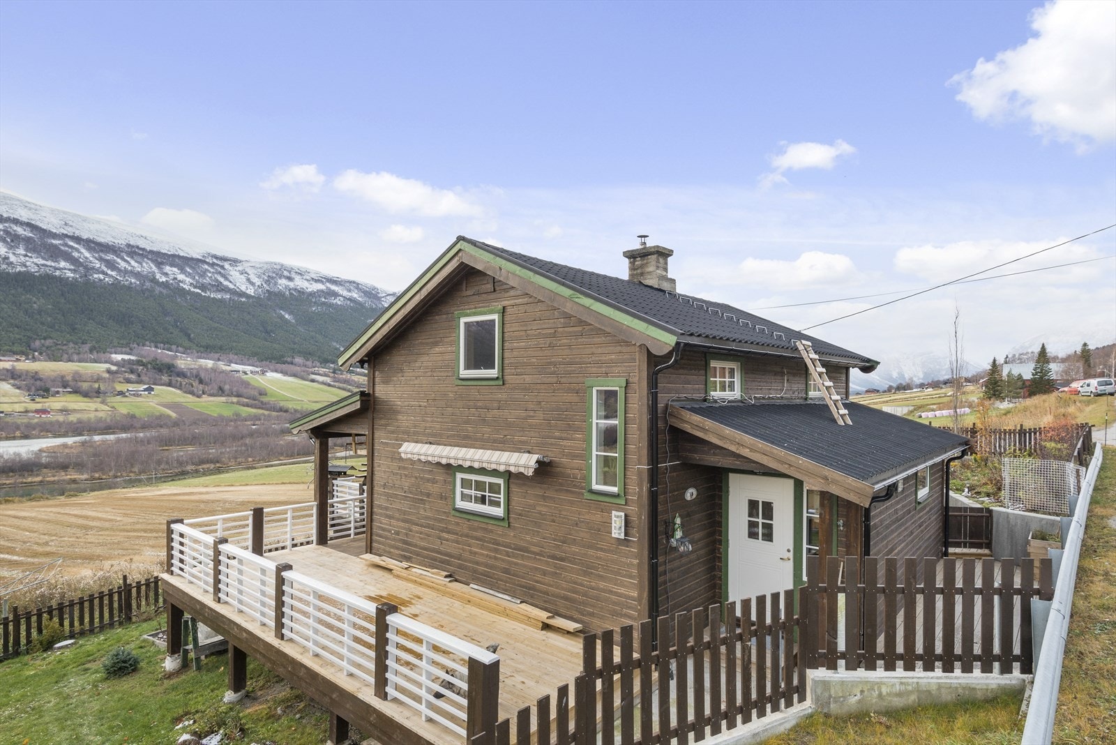 Boligeiendommen ligger fint til på nedsiden av veien. Galleribilde