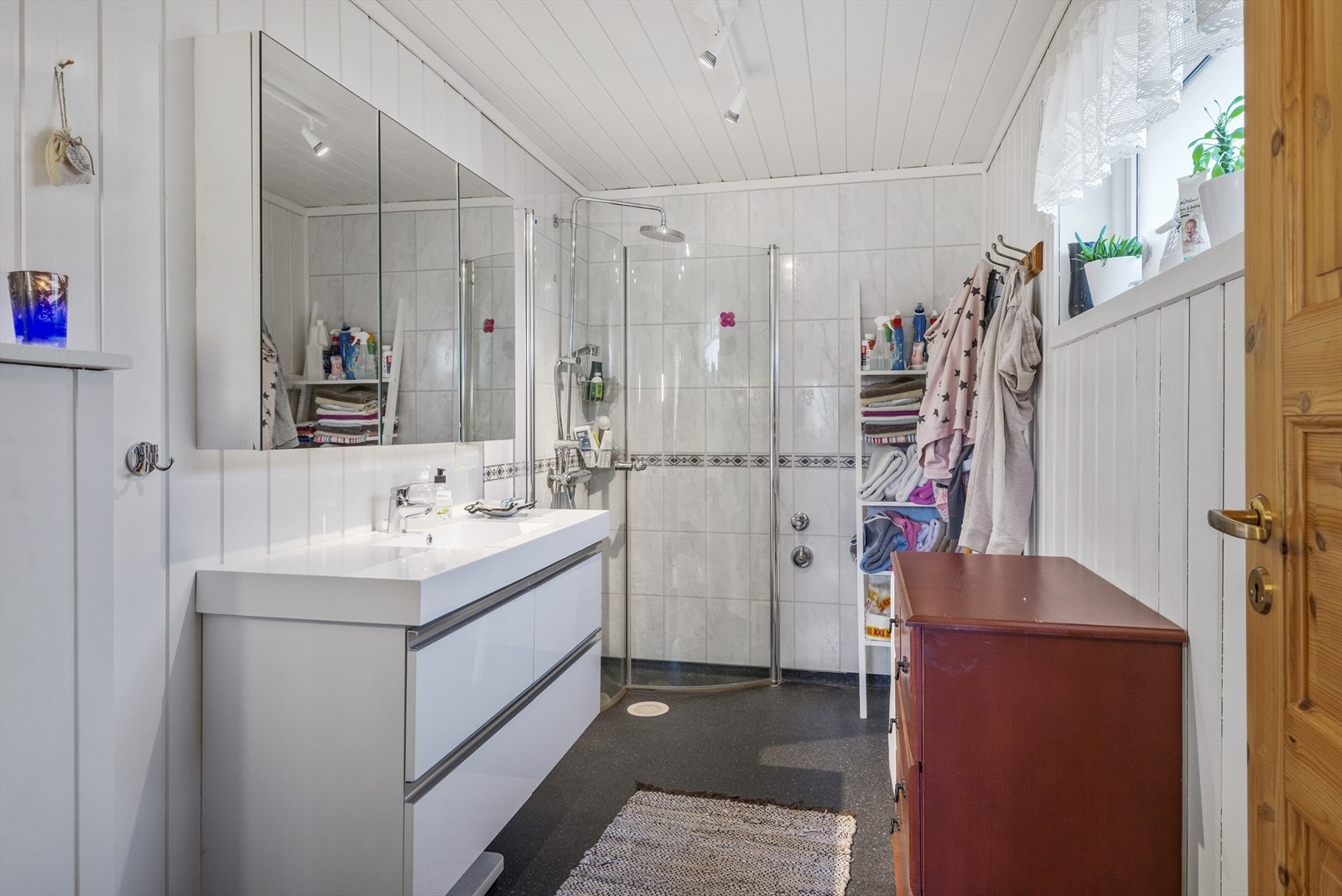 Romslig baderom med lys og fin innredning samt dusjhjørne. Galleribilde