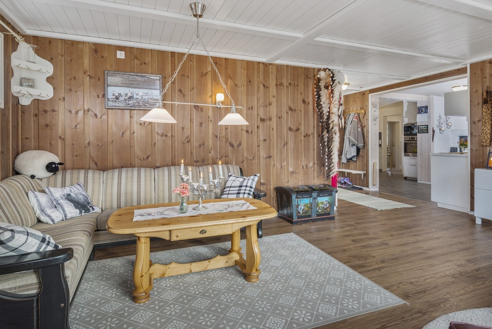 Lys og innbydende stue med sjarm, perfekt for sosiale sammenkomster og familiehygge. Galleribilde