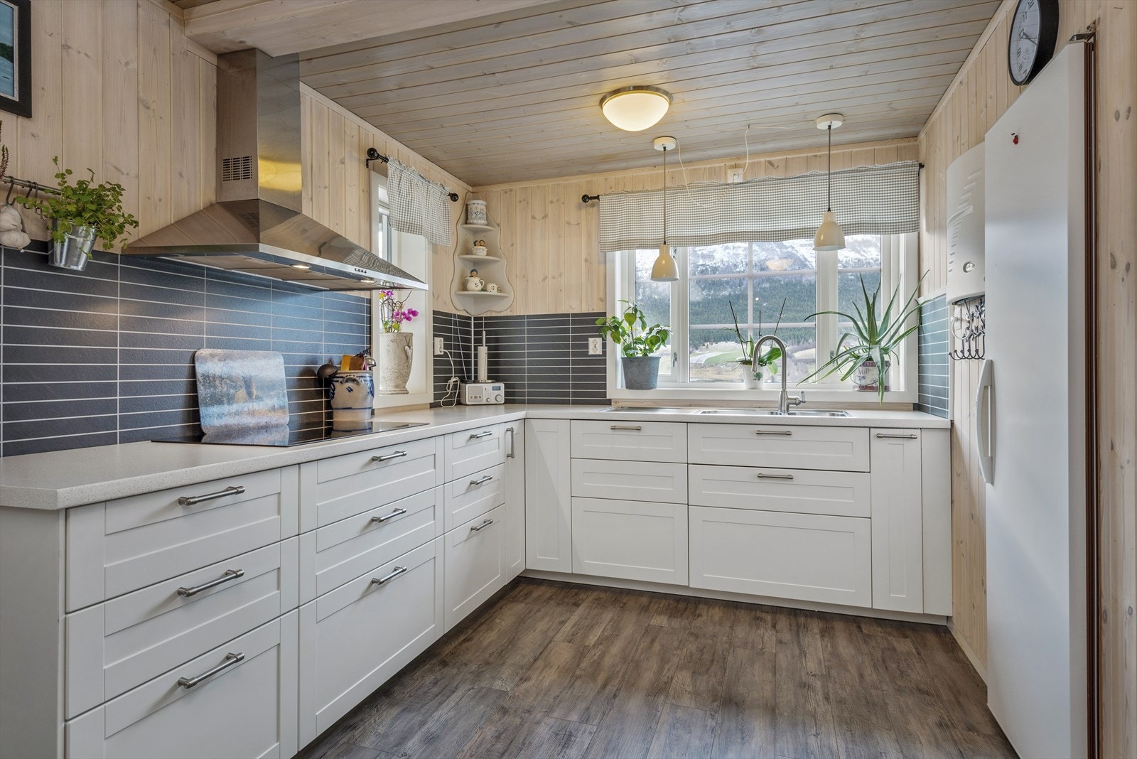 Lys og moderne kjøkkenløsning. Galleribilde