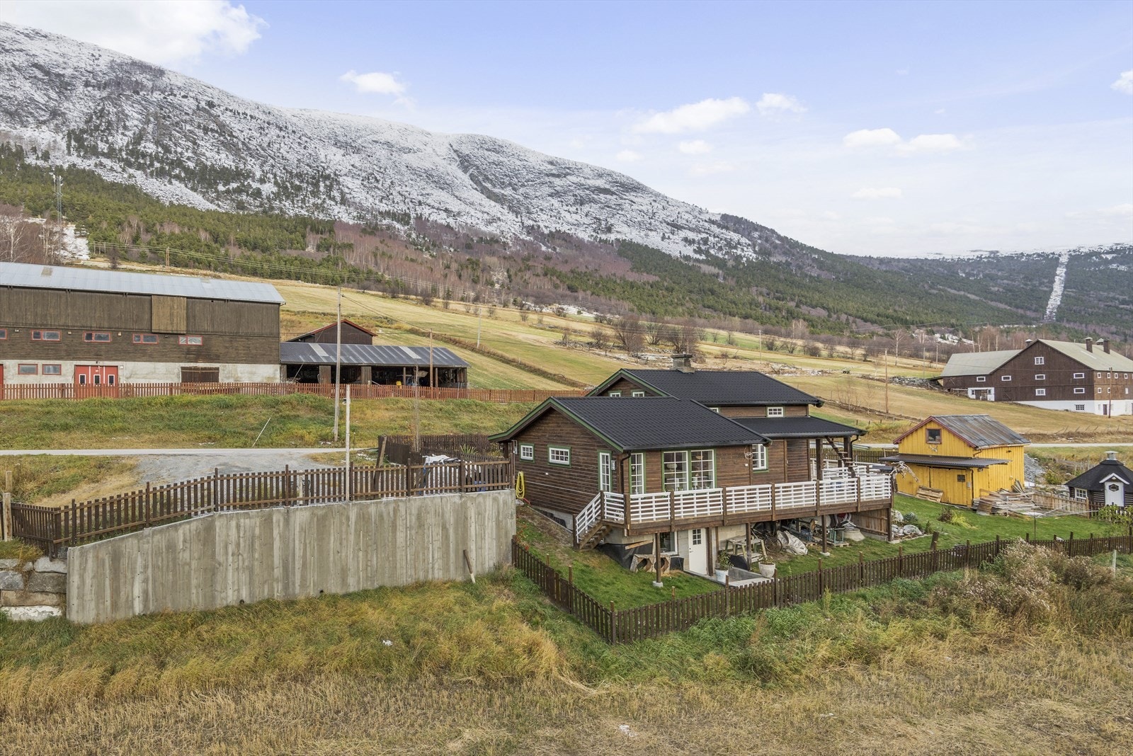 Eneboligen har fine terrasseareal, nydelig utsikt, gode solforhold og en fin hage. Galleribilde