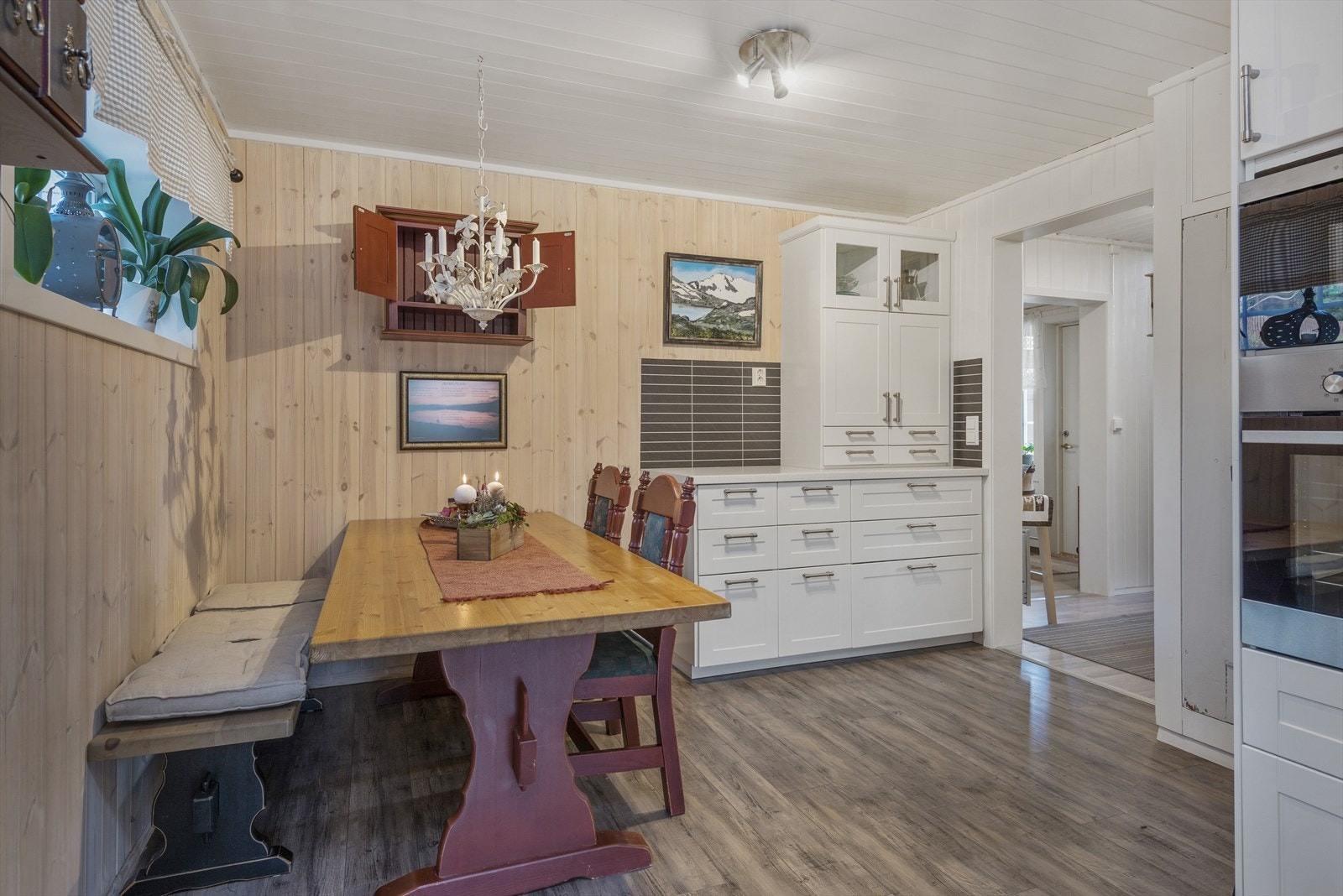 Spisestue i tilknytning kjøkkenet. Galleribilde