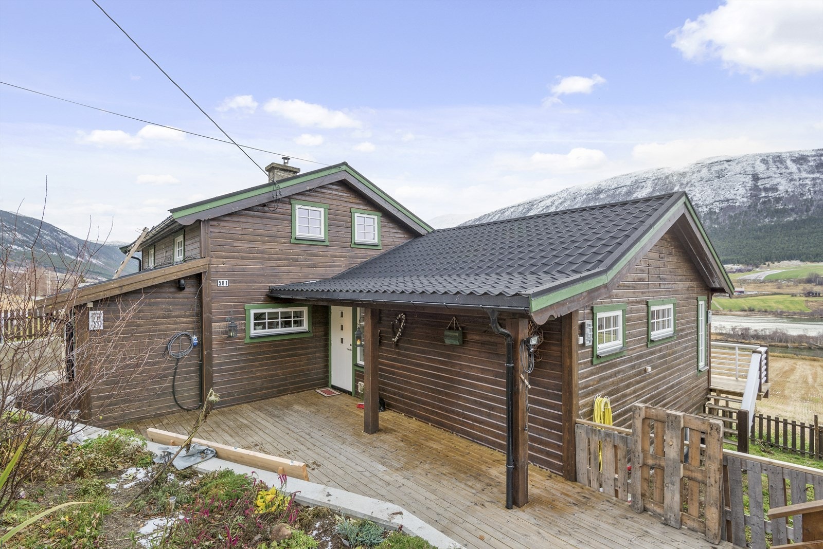 Terrasseareal ved inngangsparti. Galleribilde