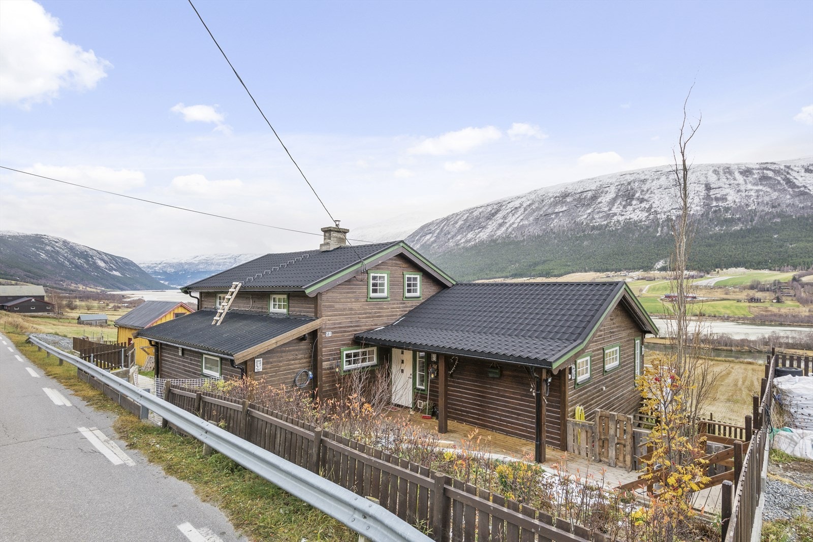 Det er også kort avstand til både Jotunheimen og andre fjellområder, der det er fine turmuligheter sommer som vinter Galleribilde