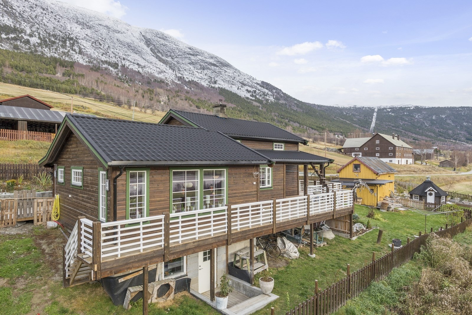 En sjarmerende enebolig med romslig terrasse og flott utsikt i naturskjønne omgivelser. Galleribilde