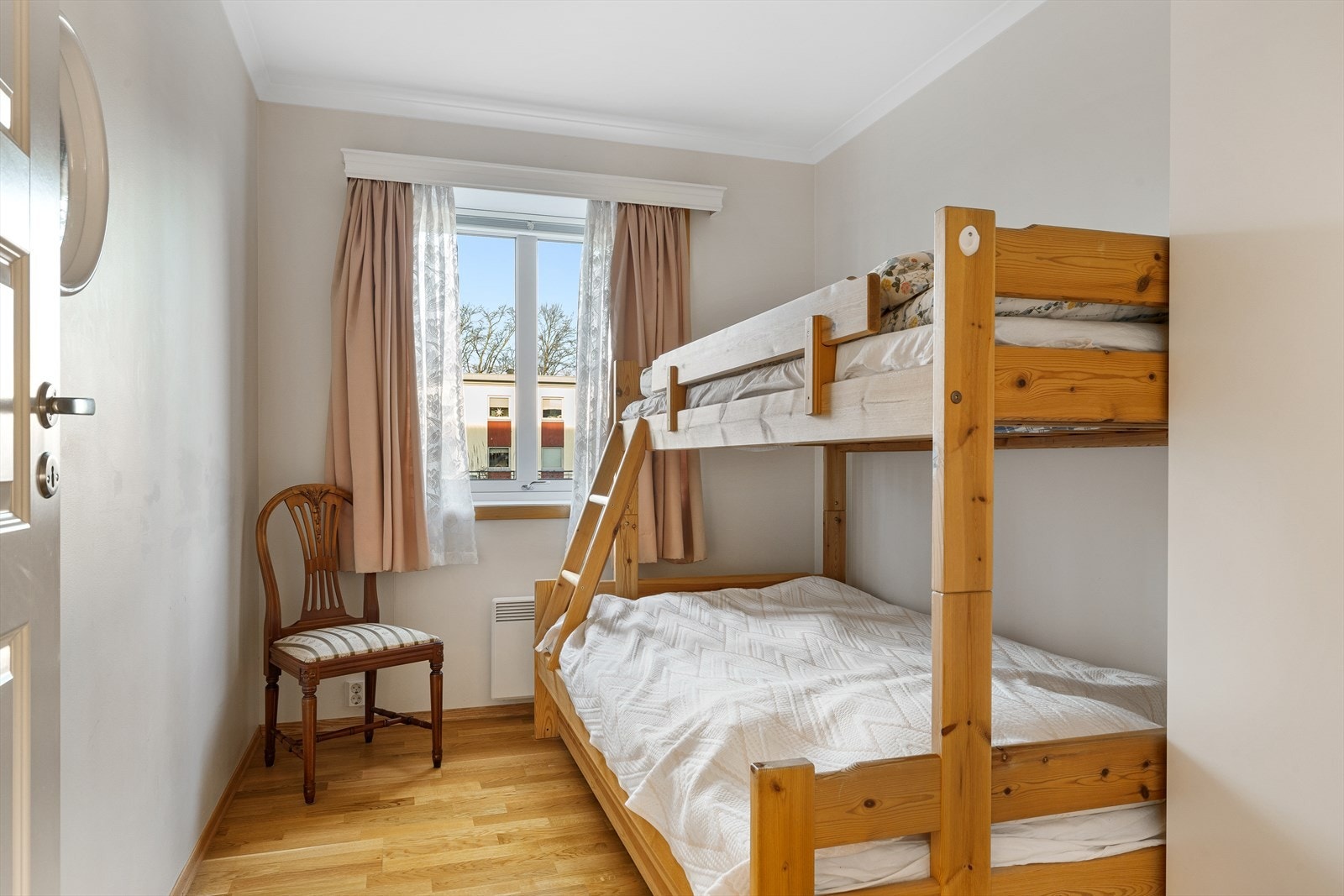 Soverom nummer 3 er utstyrt med en praktisk familiekøye, som gjør det til et ideelt rom for barnefamilier eller gjester. En plassbesparende og funksjonell løsning som samtidig gir rommet en koselig og innbydende følelse. Galleribilde