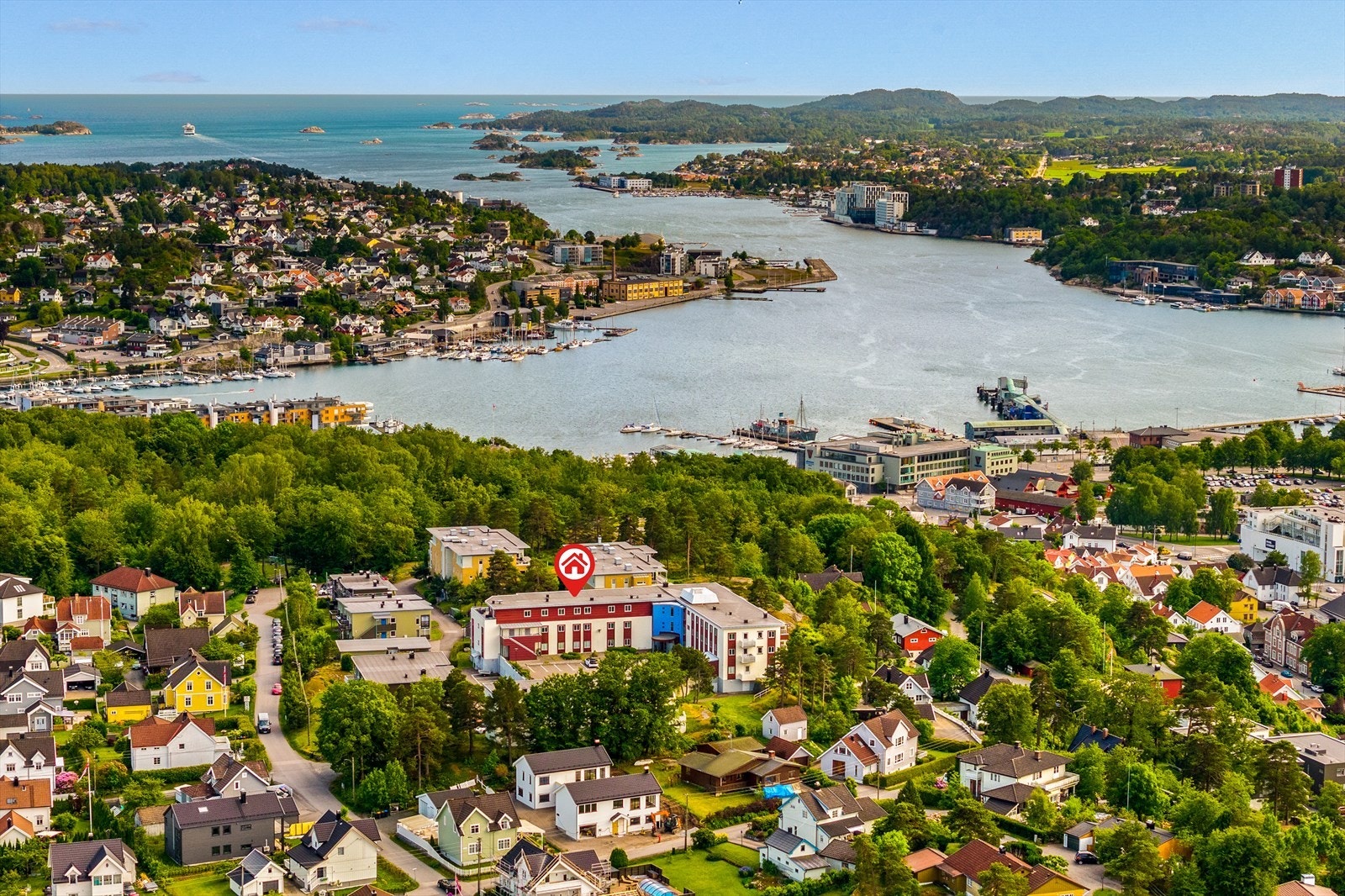 Her har du byen og fjorden for dine føtter! Romslig selveierleilighet på Preståsen med 3 soverom, sentral og solrik beliggenhet. Galleribilde