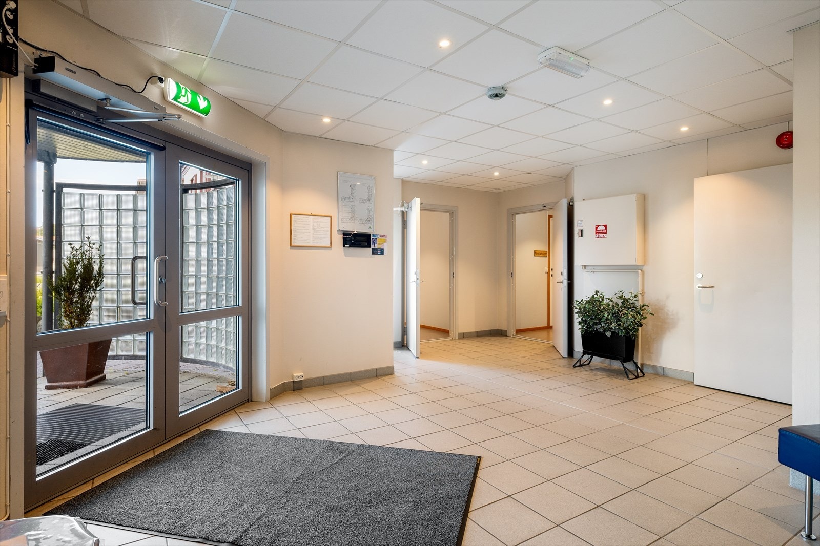 Felles hall. Leiligheten ligger inn til venstre. Galleribilde