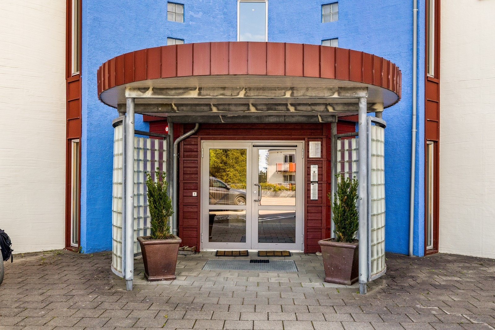 Sameie har et solid inngangsparti utstyrt med porttelefon, som gir både praktisk tilgang og økt sikkerhet. Her ønskes du velkommen til et romslig og trygt hjem. Galleribilde