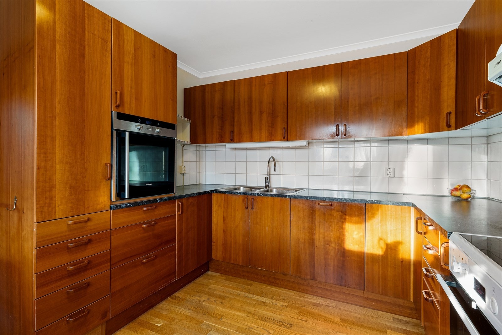 Her er det god plass til matlaging og oppbevaring, og kjøkkenet innbyr til både hverdagsglede og nostalgisk sjarm. Galleribilde