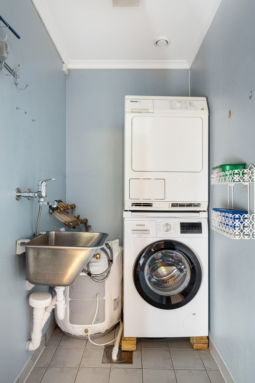 Praktisk og enkelt vaskerom som dekker alle behov! Rommet er utstyrt med utslagsvask, varmtvannsbereder og god plass til både vaskemaskin og tørketrommel. En funksjonell løsning som gjør klesvasken til en smidig del av hverdagen. Galleribilde