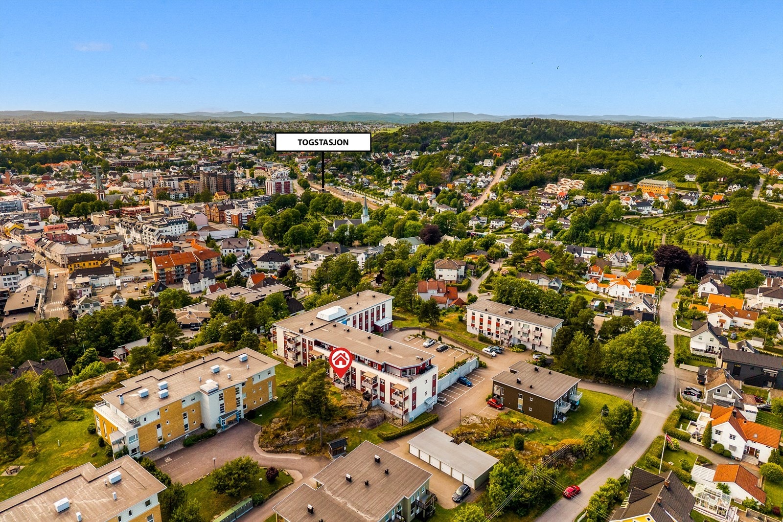 Med kort vei til både togstasjon og dagligvarebutikk ligger alt til rette for en enkel og praktisk hverdag. Her får du effektiv transportmulighet og enkel tilgang til daglige nødvendigheter - perfekt for en travel livsstil! Galleribilde