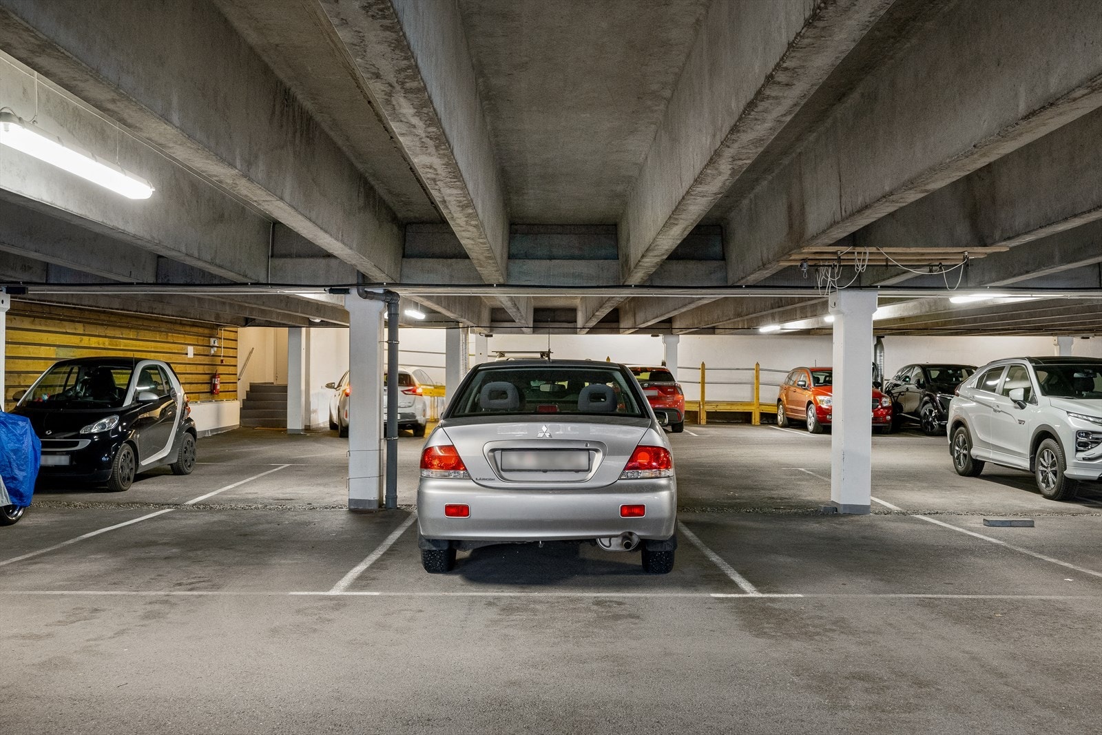 Praktisk biloppstillingsplass i garasjekjelleren, som gir trygg og værbeskyttet parkering året rundt. En enkel og bekvem løsning med heisadkomst til boligen. Galleribilde