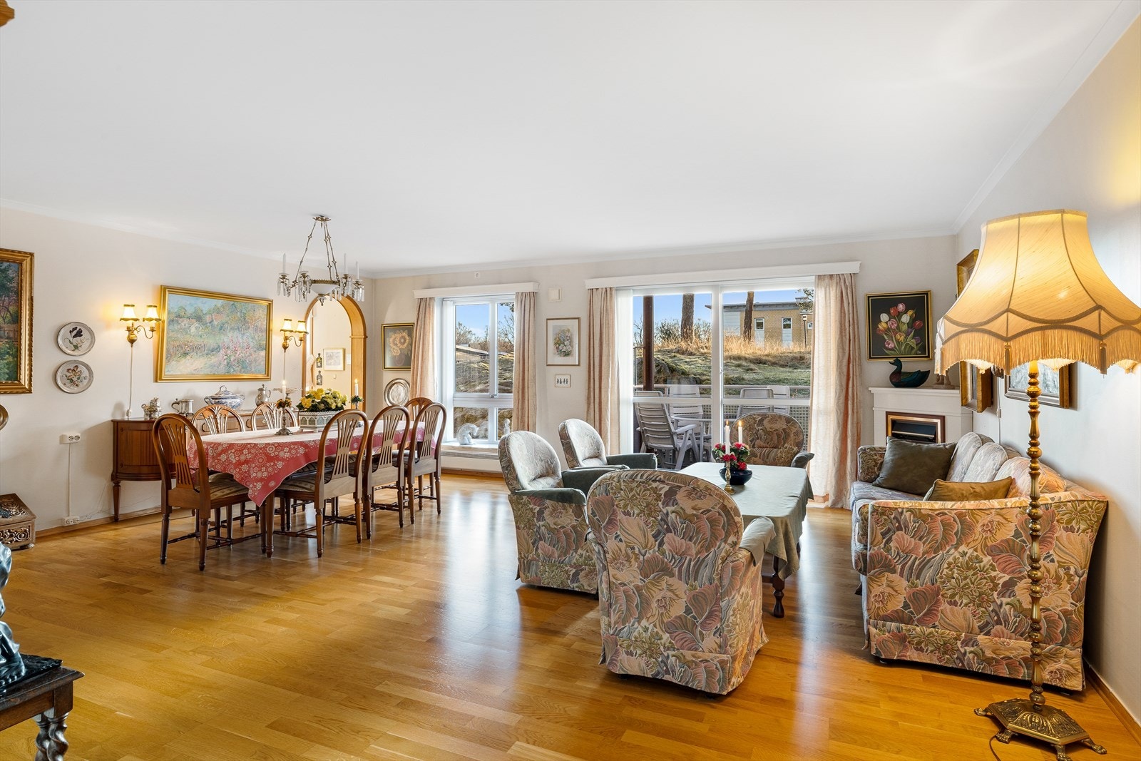 Stor og attraktiv selveierleilighet på Preståsen! Her får du 3 romslige soverom, sentrumsnær beliggenhet, god planløsning og alt du trenger for et komfortabelt hjem. Galleribilde