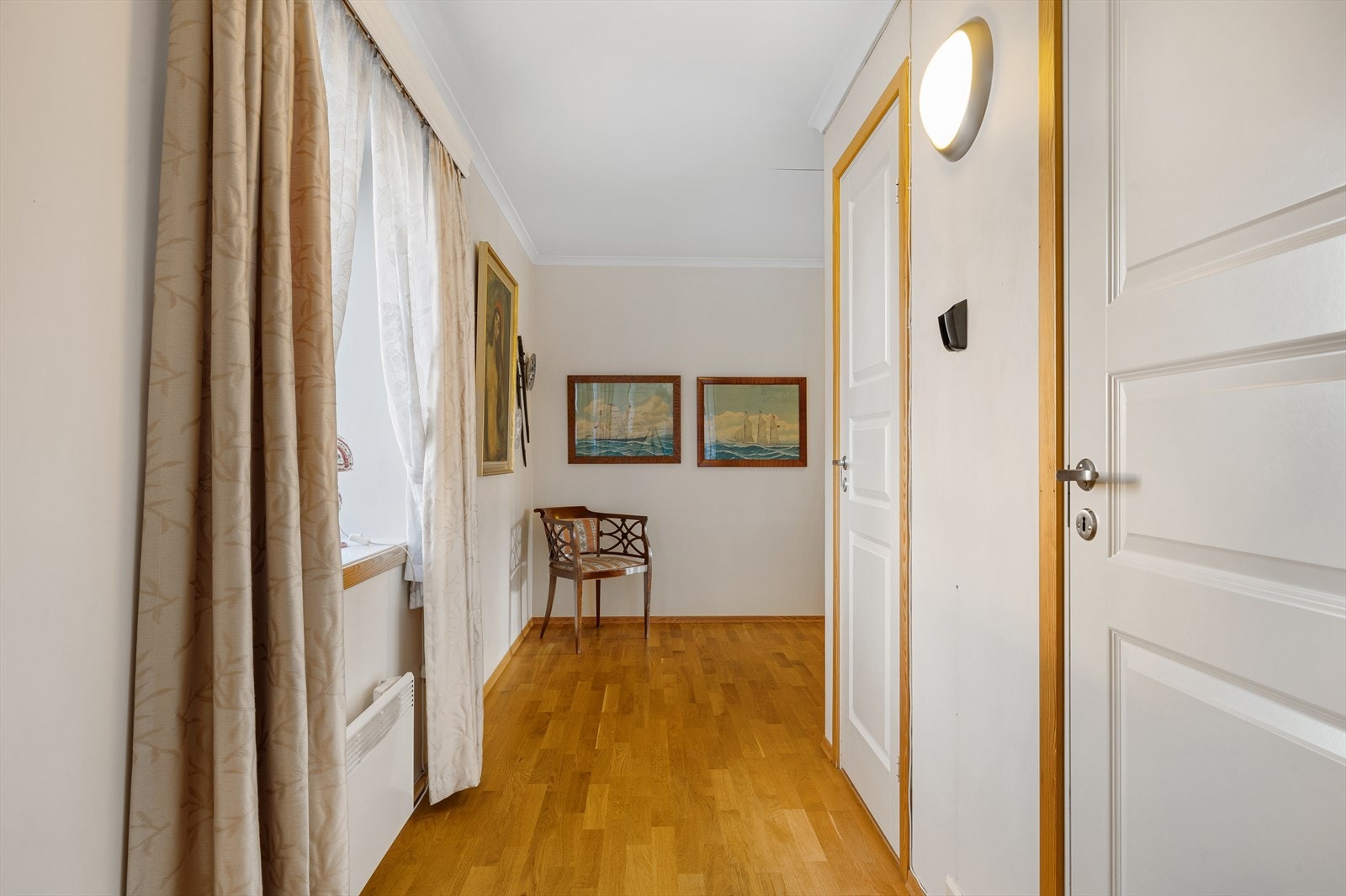 Leiligheten har en lys og romslig entré som gir et godt førsteinntrykk. Her er det bod for oppbevaring av yttertøy og sko. Galleribilde