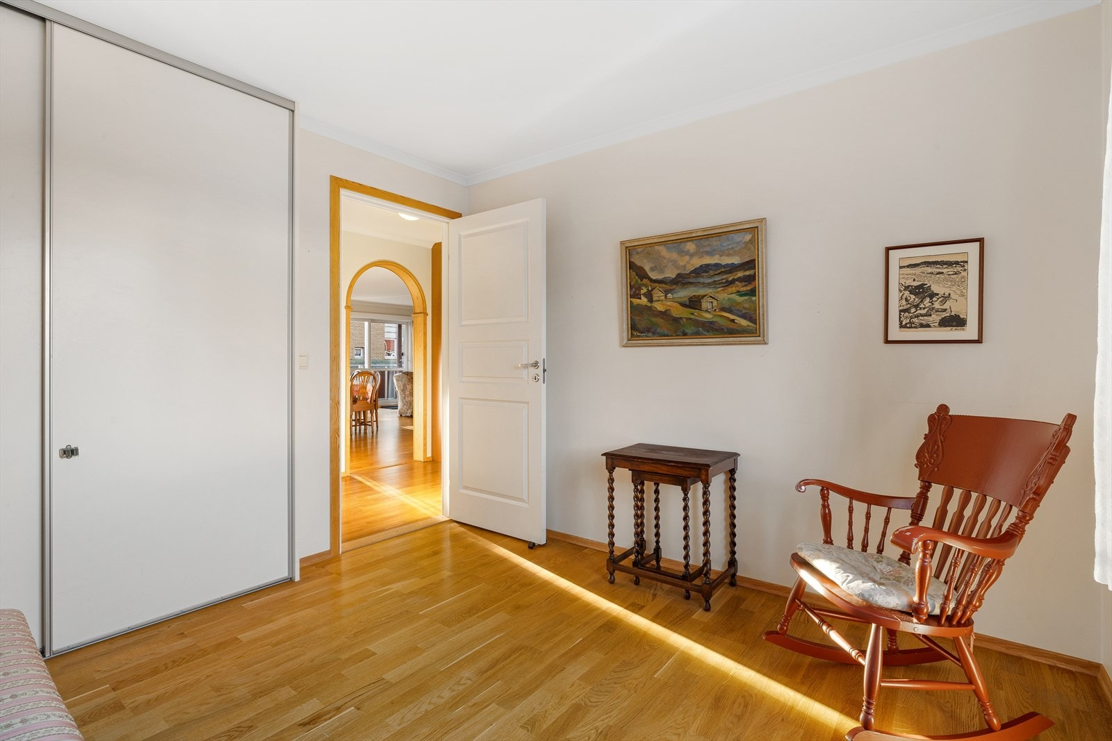 Et lyst og romslig hovedsoverom som innbyr til avslapning og komfort! Rommet er utstyrt med en praktisk skyvedørsgarderobe, som gir rikelig med oppbevaringsplass samtidig som skaper et stilrent og ryddig uttrykk. Galleribilde