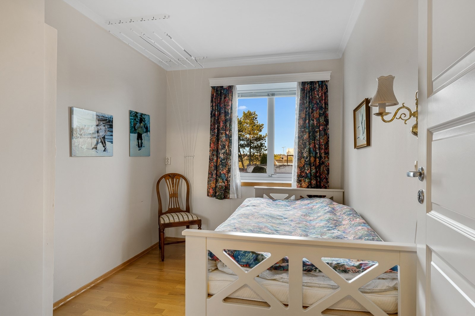 Soverom nummer 2 er et fleksibelt rom med en smart løsning: tørkesnorer som kan senkes ned fra taket. Praktisk og plassbesparende, perfekt for å kombinere hverdagsfunksjoner med rommets øvrige bruk. Galleribilde